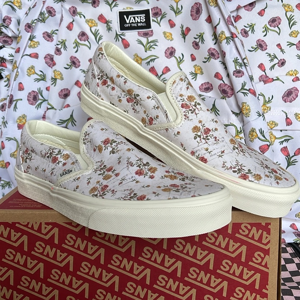 Vans WMNS Classic Slip-On (Vintage) Floral/Marshmal
VN0A38F7VMR
Sneakers - Picture 5 of 16